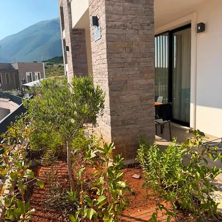 Grace Garden Apartman *